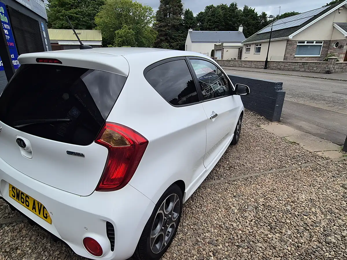 Used 2016 Kia Picanto Chilli White - Interior and Exterior details 4