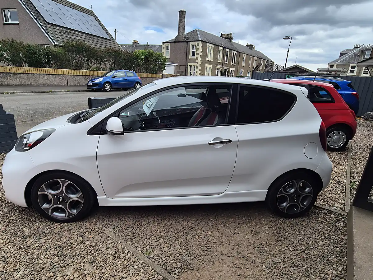 Used 2016 Kia Picanto Chilli White - Interior and Exterior details 6