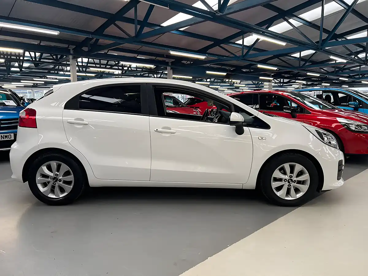 Used 2016 Kia Rio SR7 White - Interior and Exterior details 6