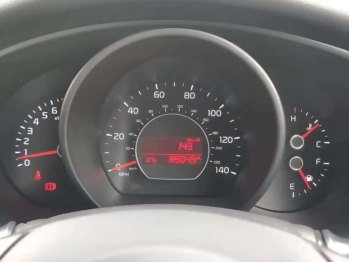 Used 2016 Kia Soul Connect White - Interior and Exterior details 12