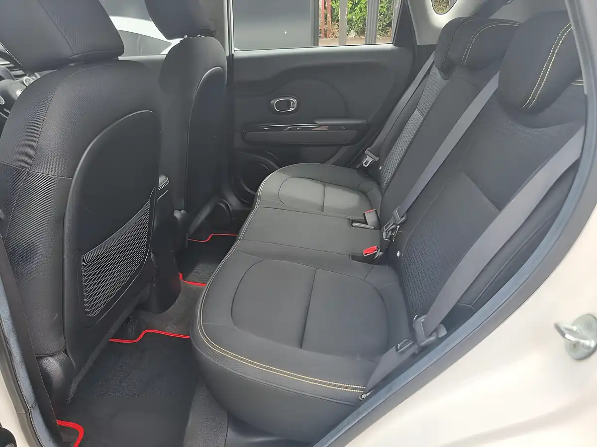 Used 2016 Kia Soul Connect White - Interior and Exterior details 15
