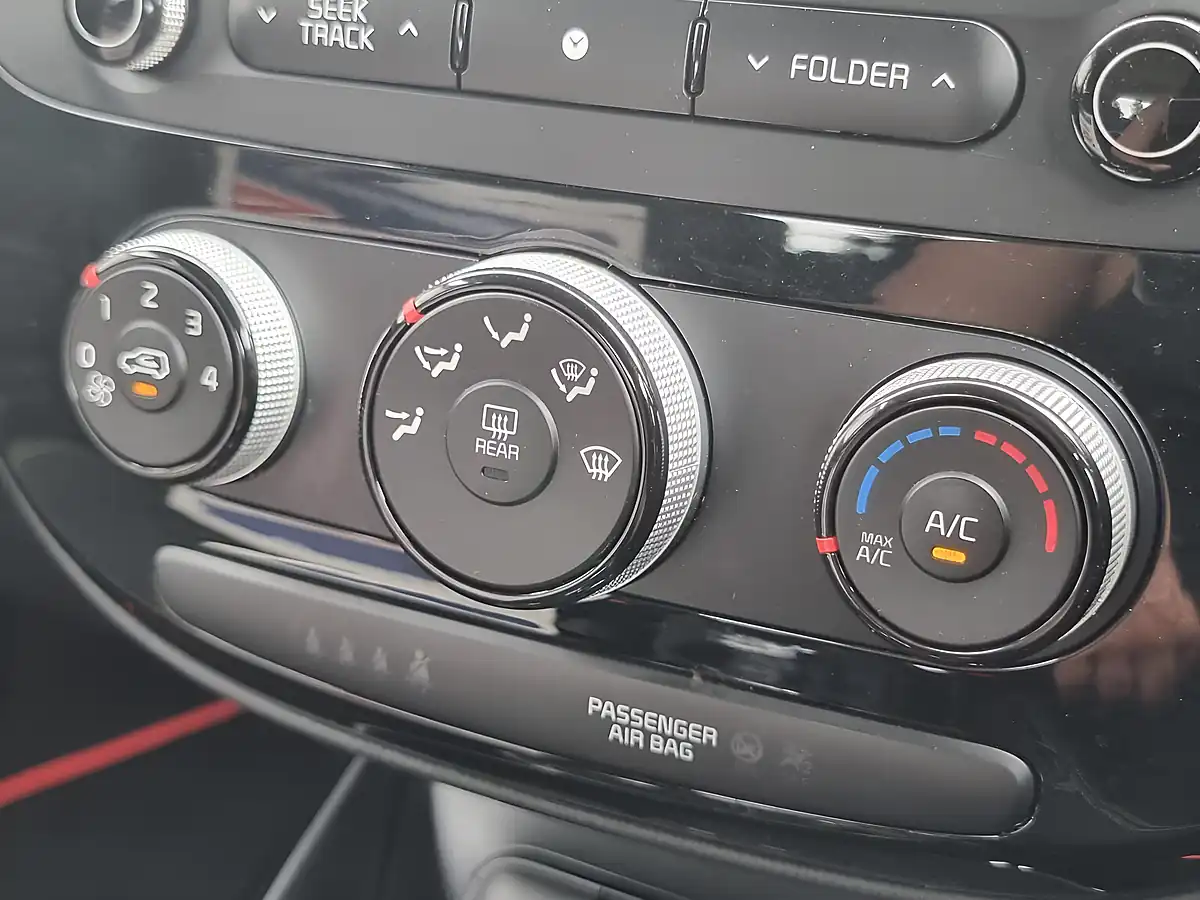 Used 2016 Kia Soul Connect White - Interior and Exterior details 17