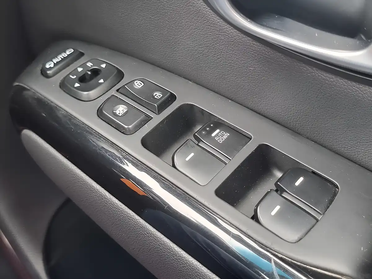 Used 2016 Kia Soul Connect White - Interior and Exterior details 20