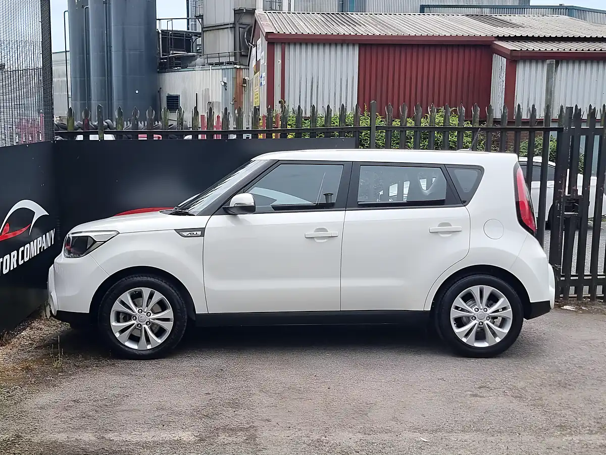Used 2016 Kia Soul Connect White - Interior and Exterior details 4