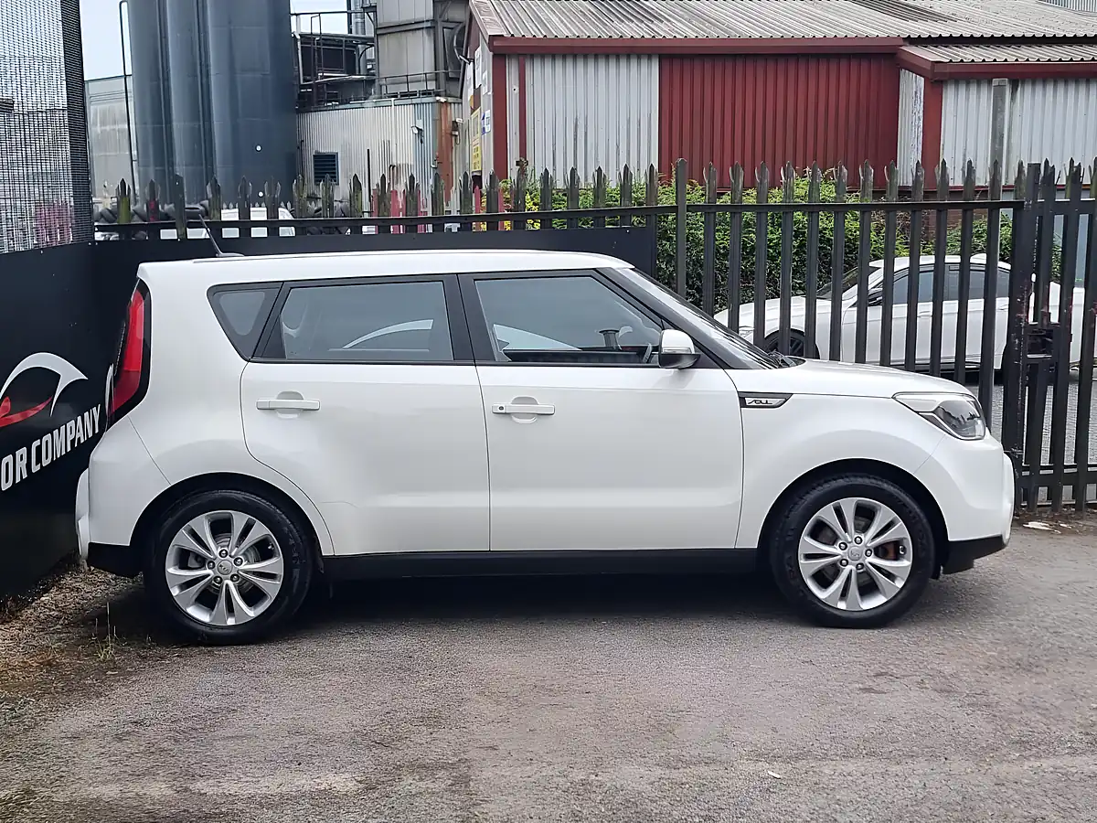 Used 2016 Kia Soul Connect White - Interior and Exterior details 5