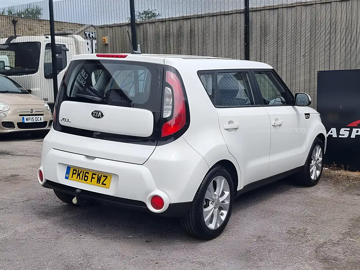 Used 2016 Kia Soul Connect White - Interior and Exterior details 8