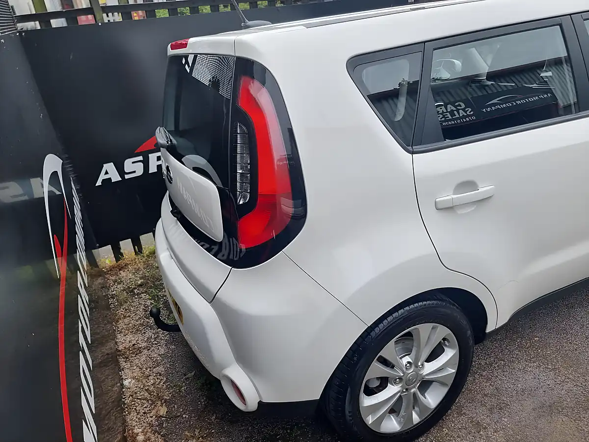 Used 2016 Kia Soul Connect White - Interior and Exterior details 9