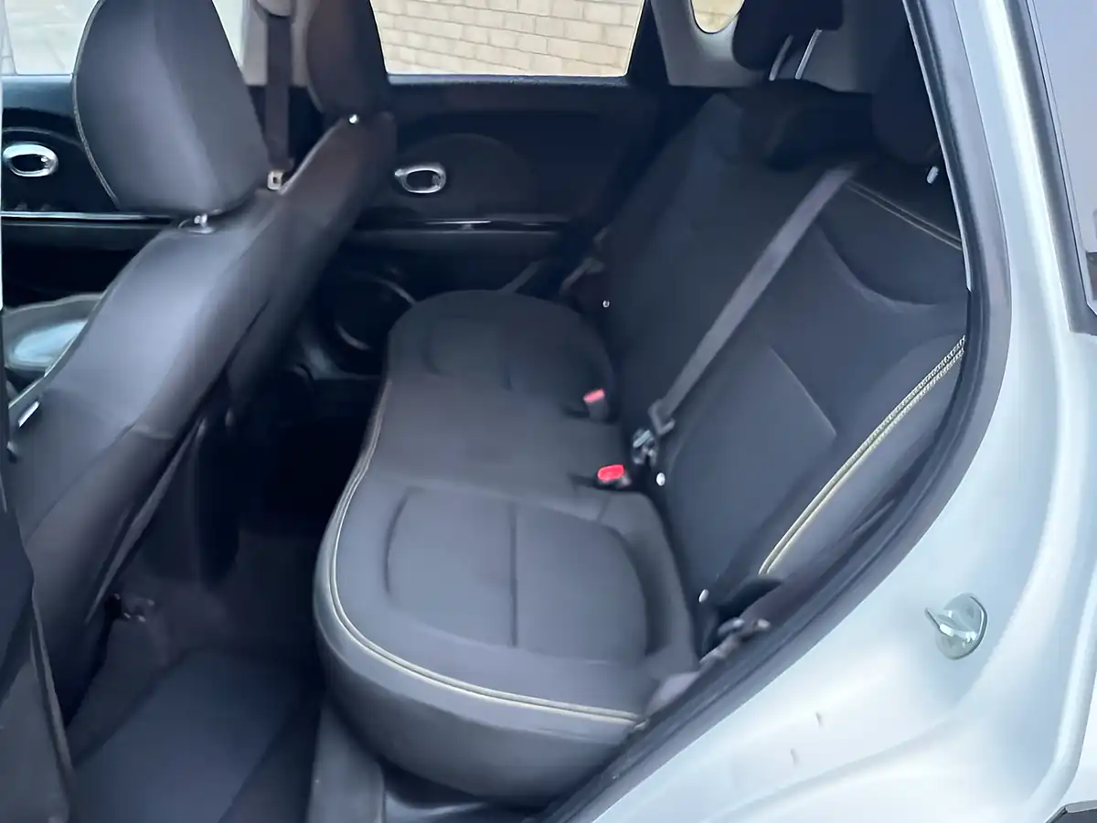 Used 2016 Kia Soul Urban White - Interior and Exterior details 10