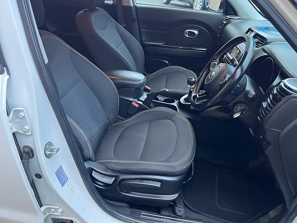 Used 2016 Kia Soul Urban White - Interior and Exterior details 11