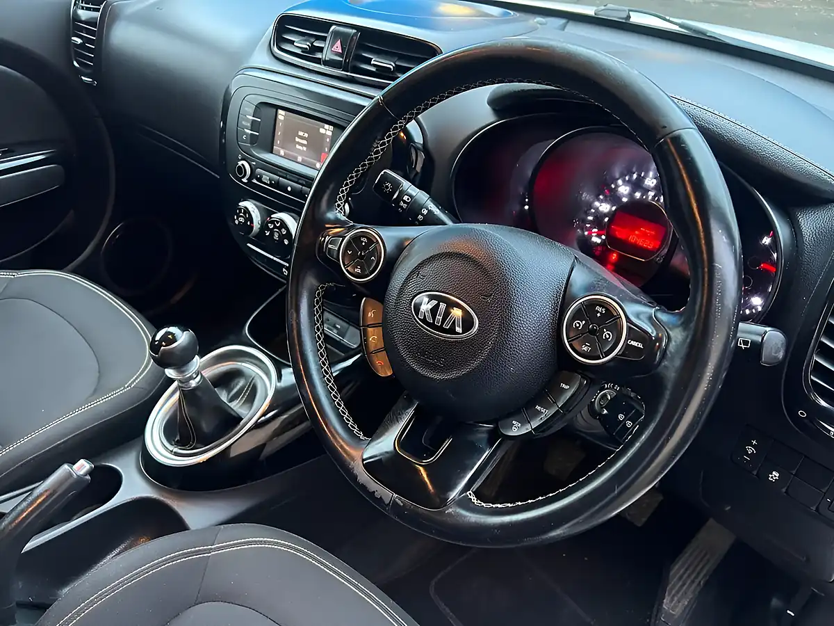 Used 2016 Kia Soul Urban White - Interior and Exterior details 12