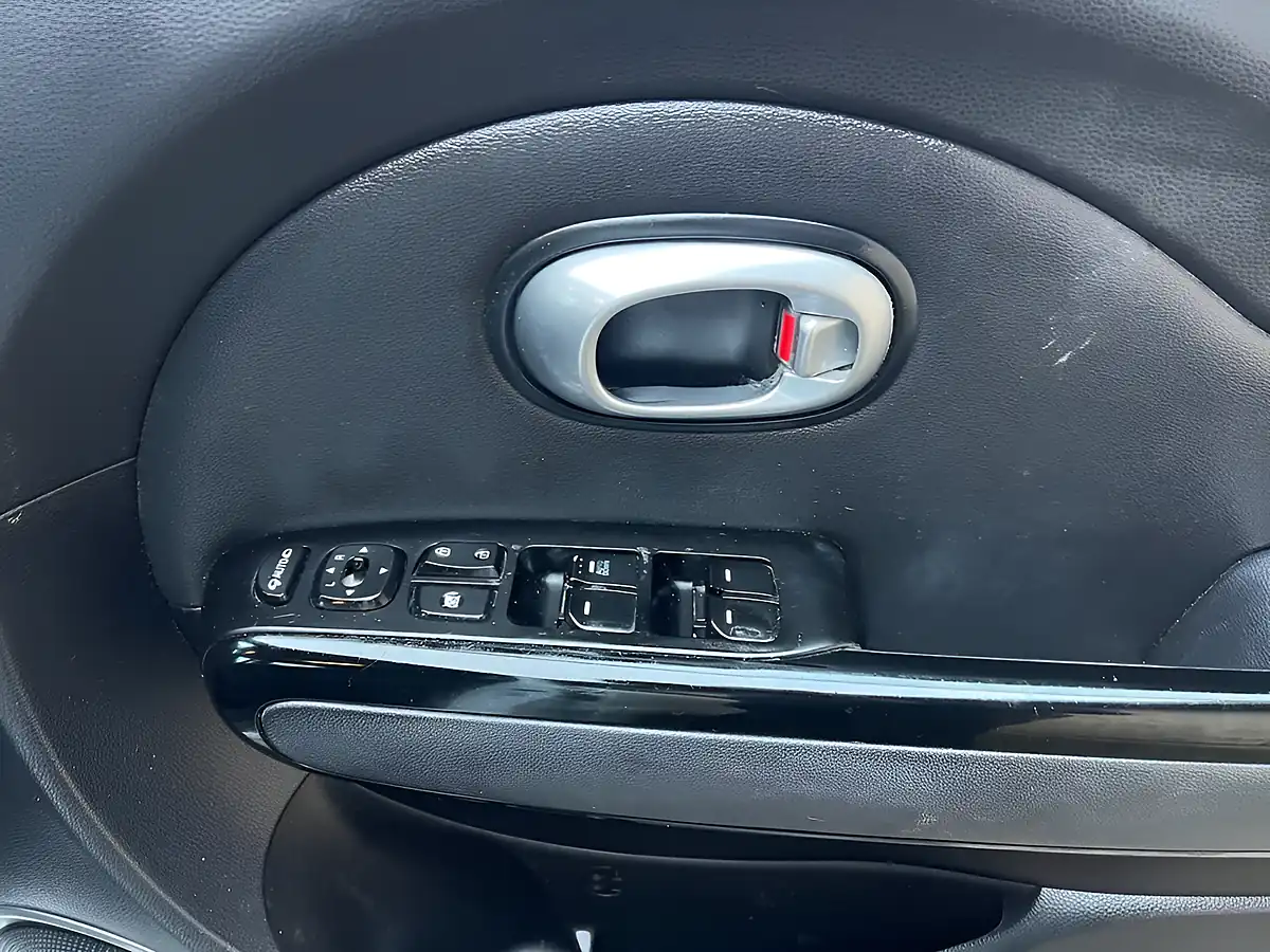 Used 2016 Kia Soul Urban White - Interior and Exterior details 17