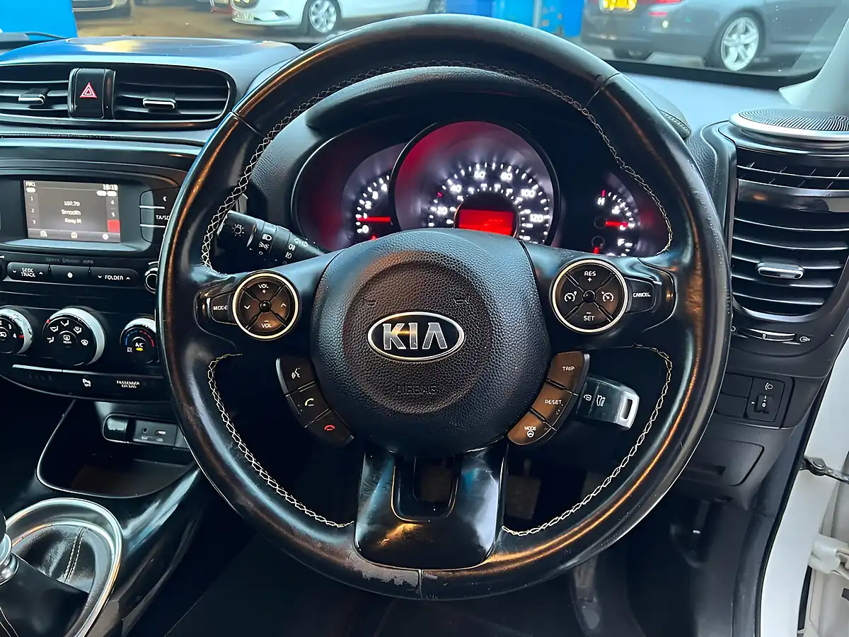Used 2016 Kia Soul Urban White - Interior and Exterior details 18