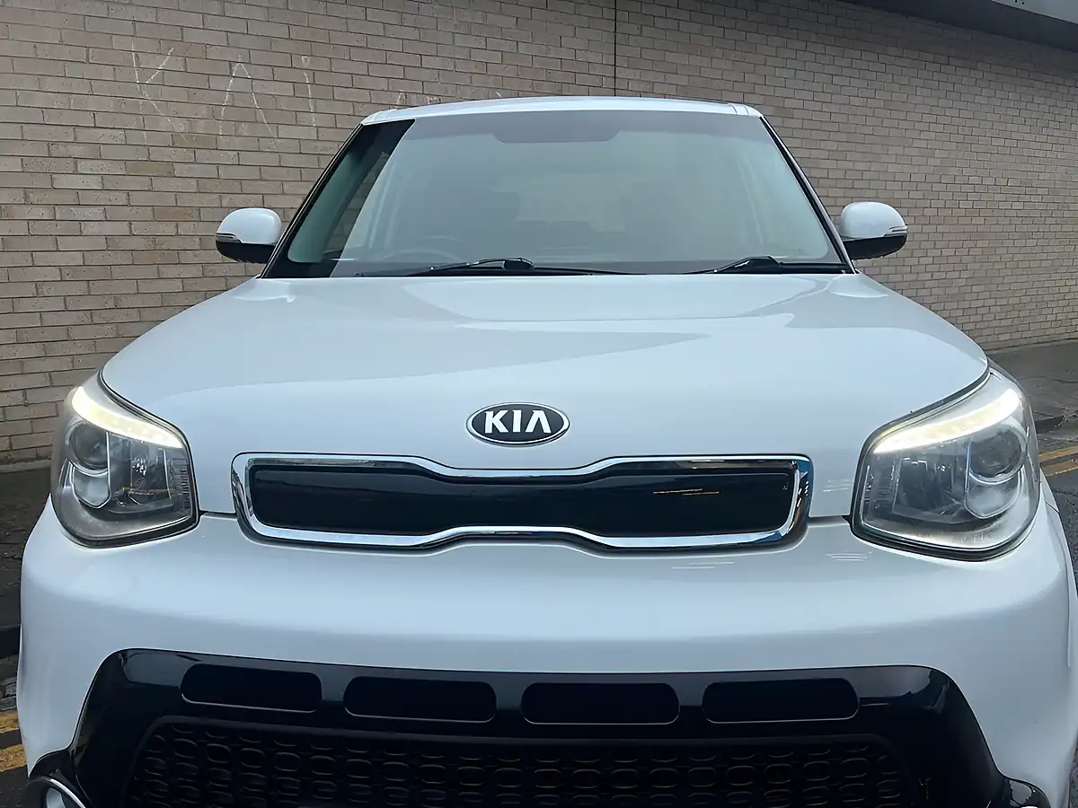 Used 2016 Kia Soul Urban White - Interior and Exterior details 3