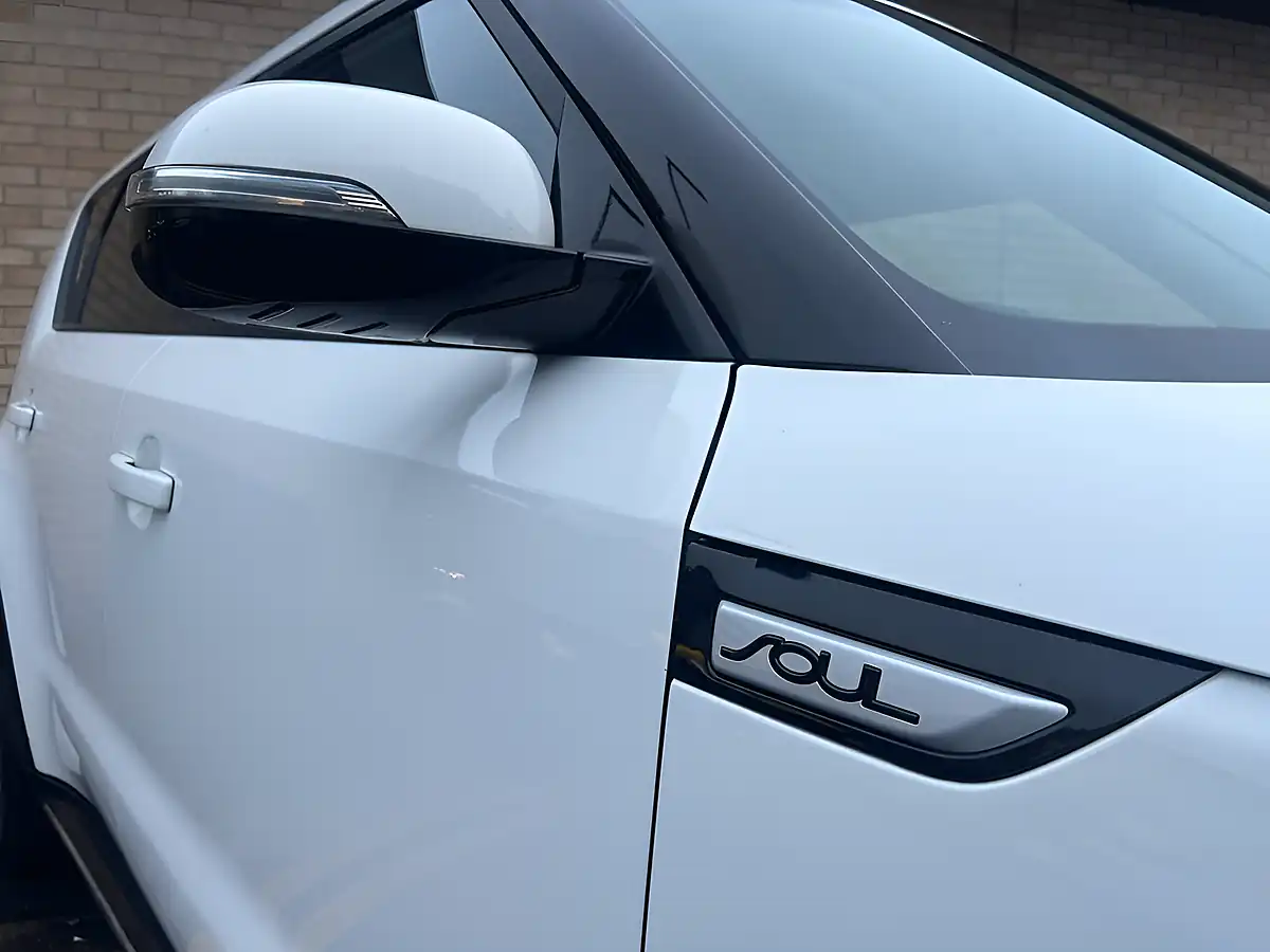 Used 2016 Kia Soul Urban White - Interior and Exterior details 6