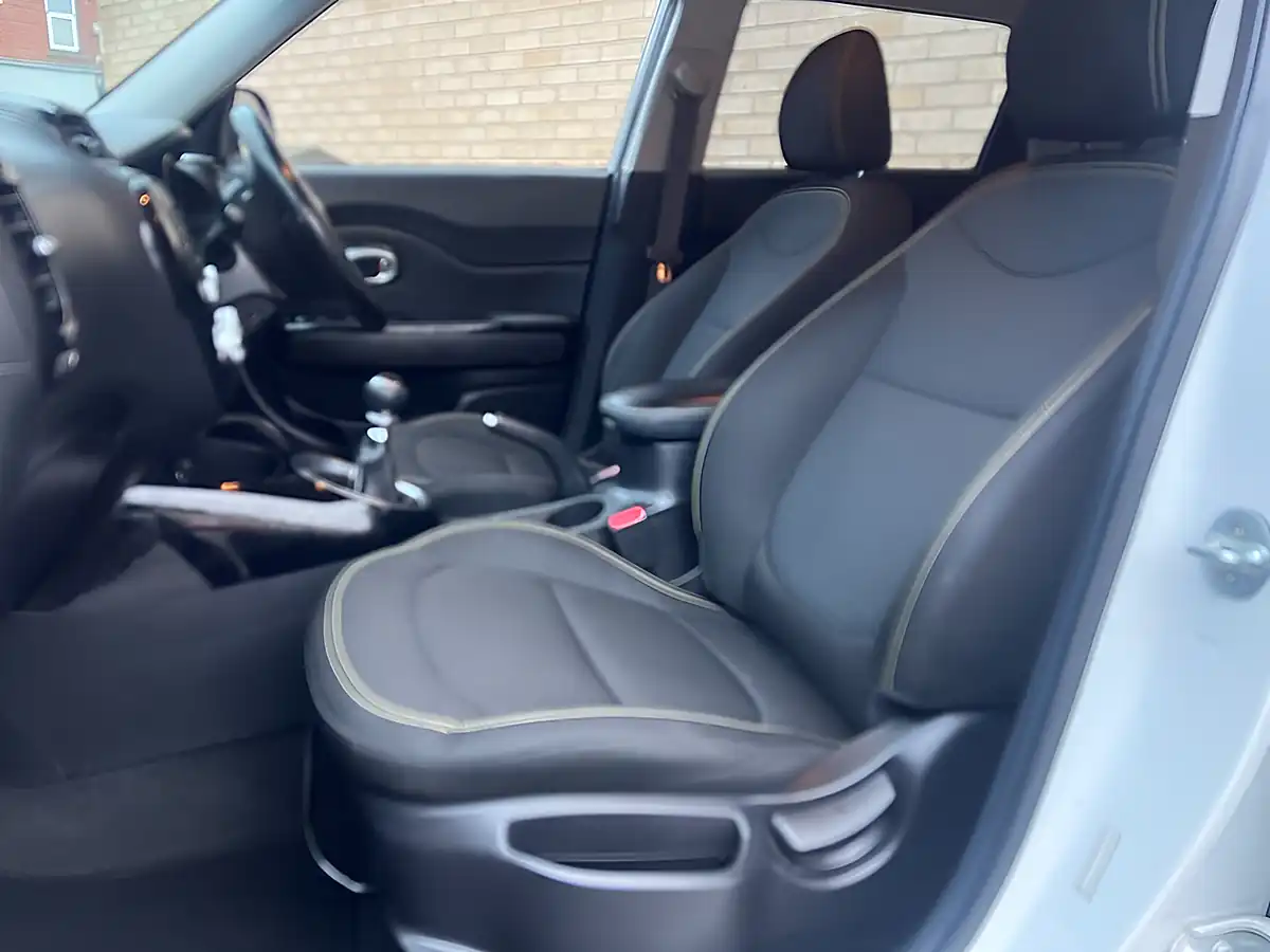 Used 2016 Kia Soul Urban White - Interior and Exterior details 7