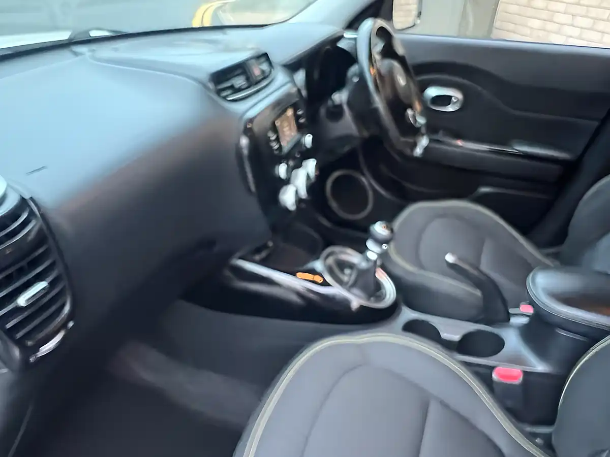 Used 2016 Kia Soul Urban White - Interior and Exterior details 8