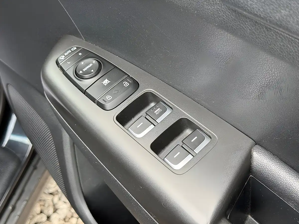 Used 2016 Kia Sportage 2 Black - Interior and Exterior details 12