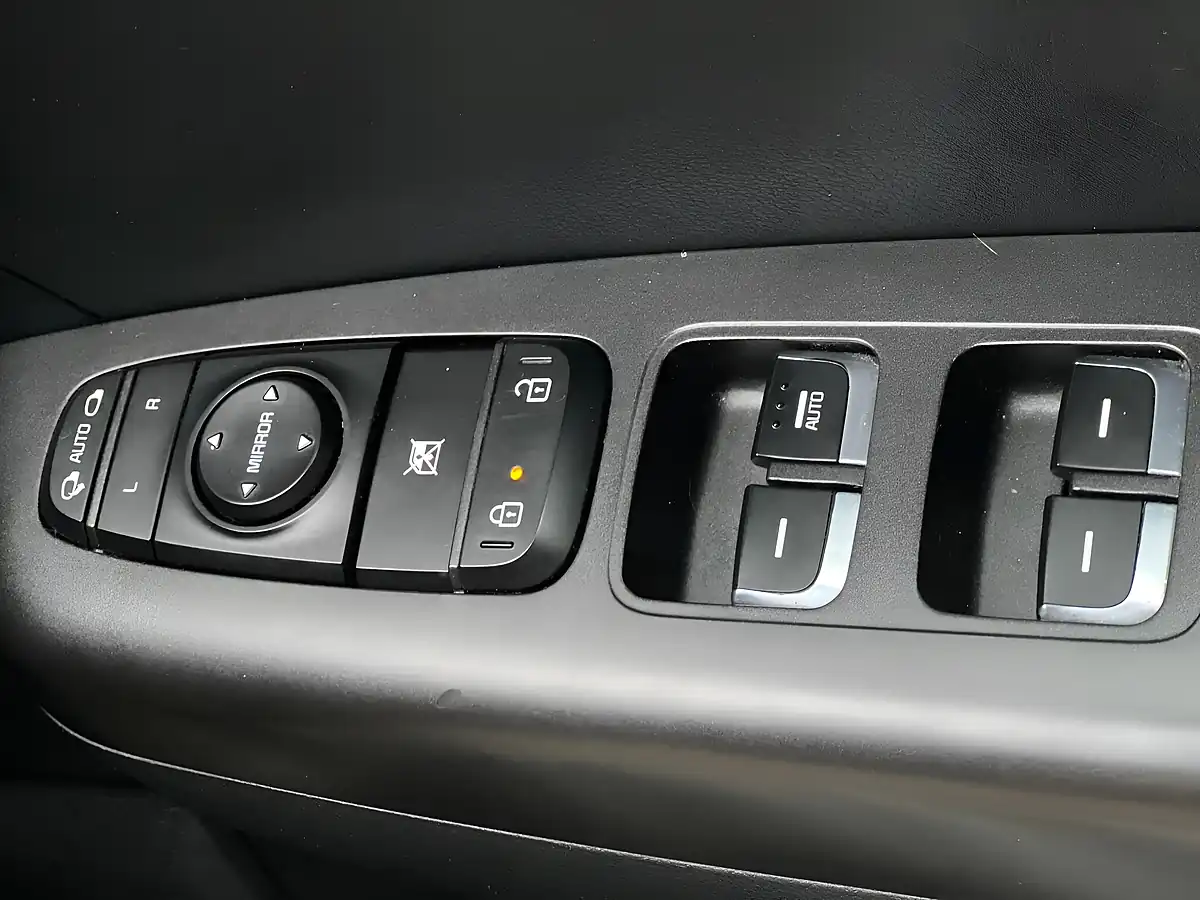 Used 2016 Kia Sportage 2 Blue - Interior and Exterior details 12