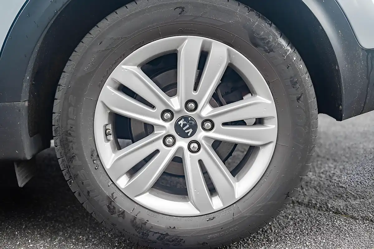 Used 2016 Kia Sportage 2 Euro 6 (s/S) Silver Frost - Interior and Exterior details 12