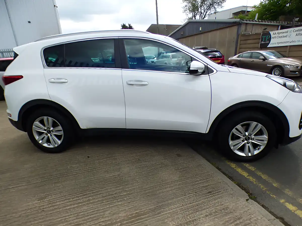 Used 2016 Kia Sportage 2 White - Interior and Exterior details 6