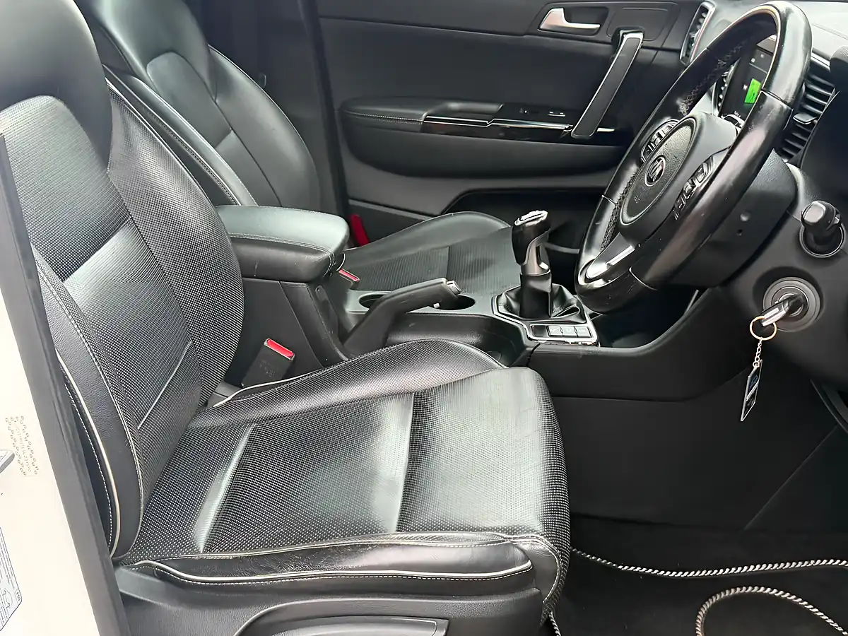 Used 2016 Kia Sportage 3 White - Interior and Exterior details 13
