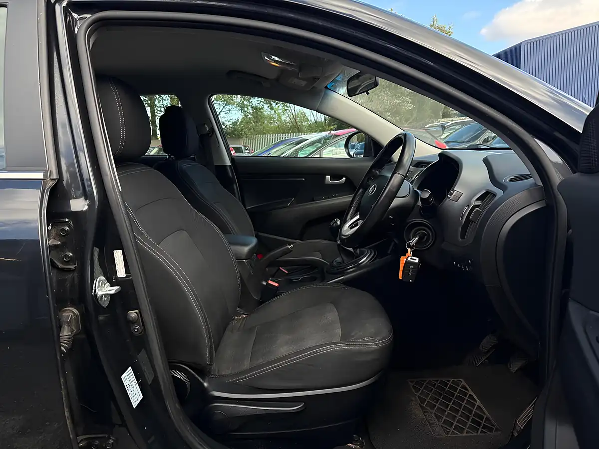 Used 2016 Kia Sportage Ecodynamics 1 2WD Euro 6 (s/S) 5dr Black - Interior and Exterior details 10