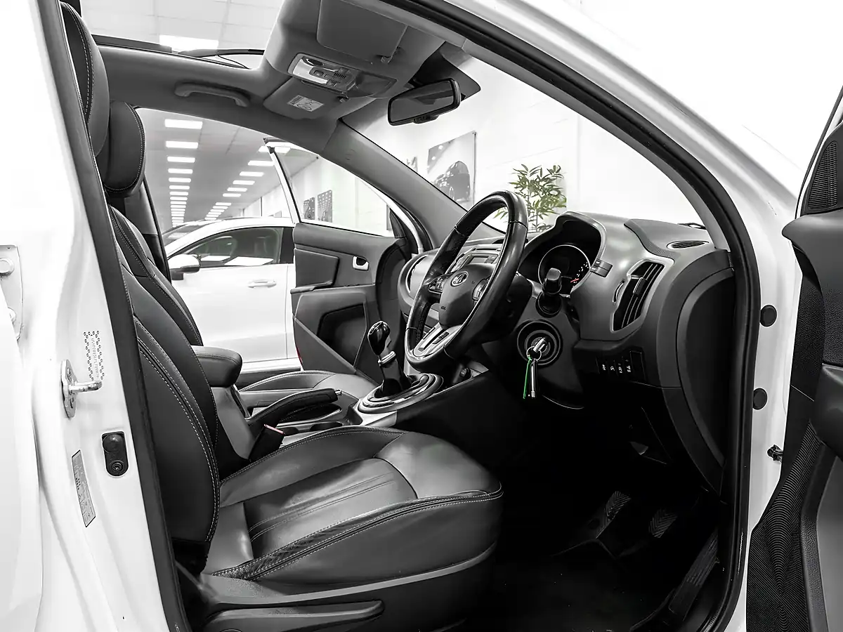 Used 2016 Kia Sportage Ecodynamics 3 White - Interior and Exterior details 14