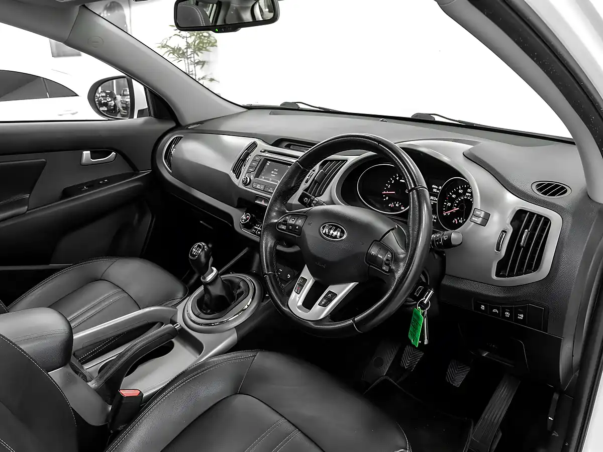 Used 2016 Kia Sportage Ecodynamics 3 White - Interior and Exterior details 17