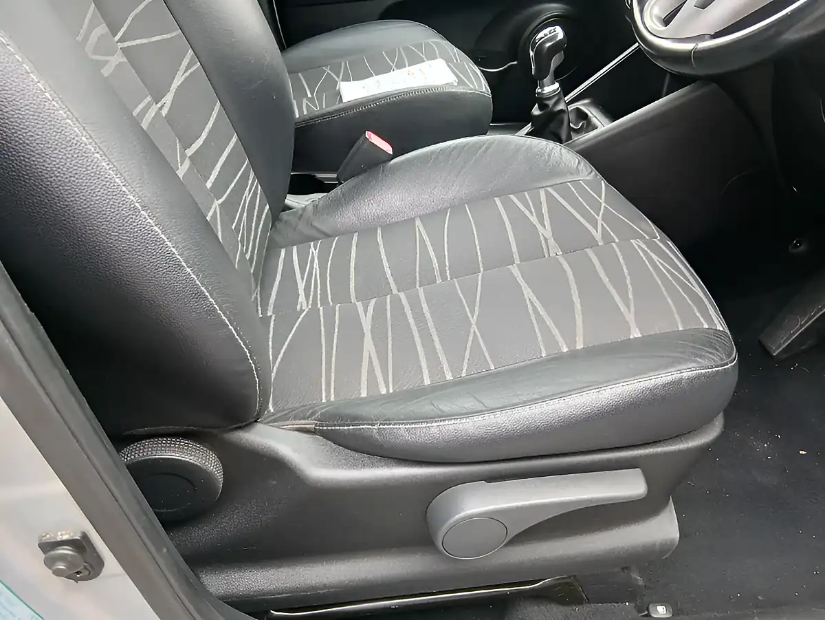 Used 2016 Kia Venga 3 Silver - Interior and Exterior details 11