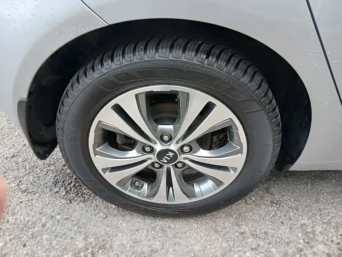Used 2016 Kia Venga 3 Silver - Interior and Exterior details 9