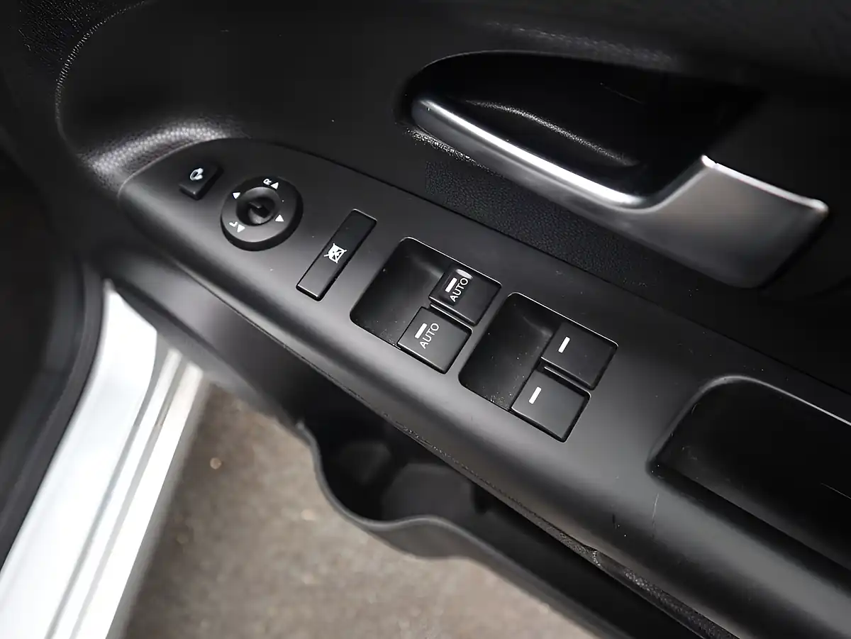 Used 2016 Kia Venga 3 Silver - Interior and Exterior details 10