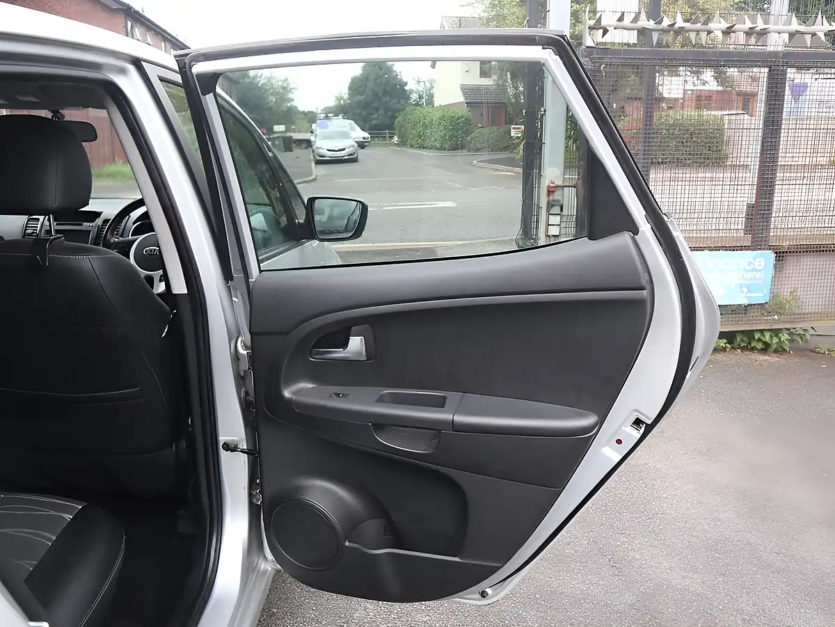 Used 2016 Kia Venga 3 Silver - Interior and Exterior details 14