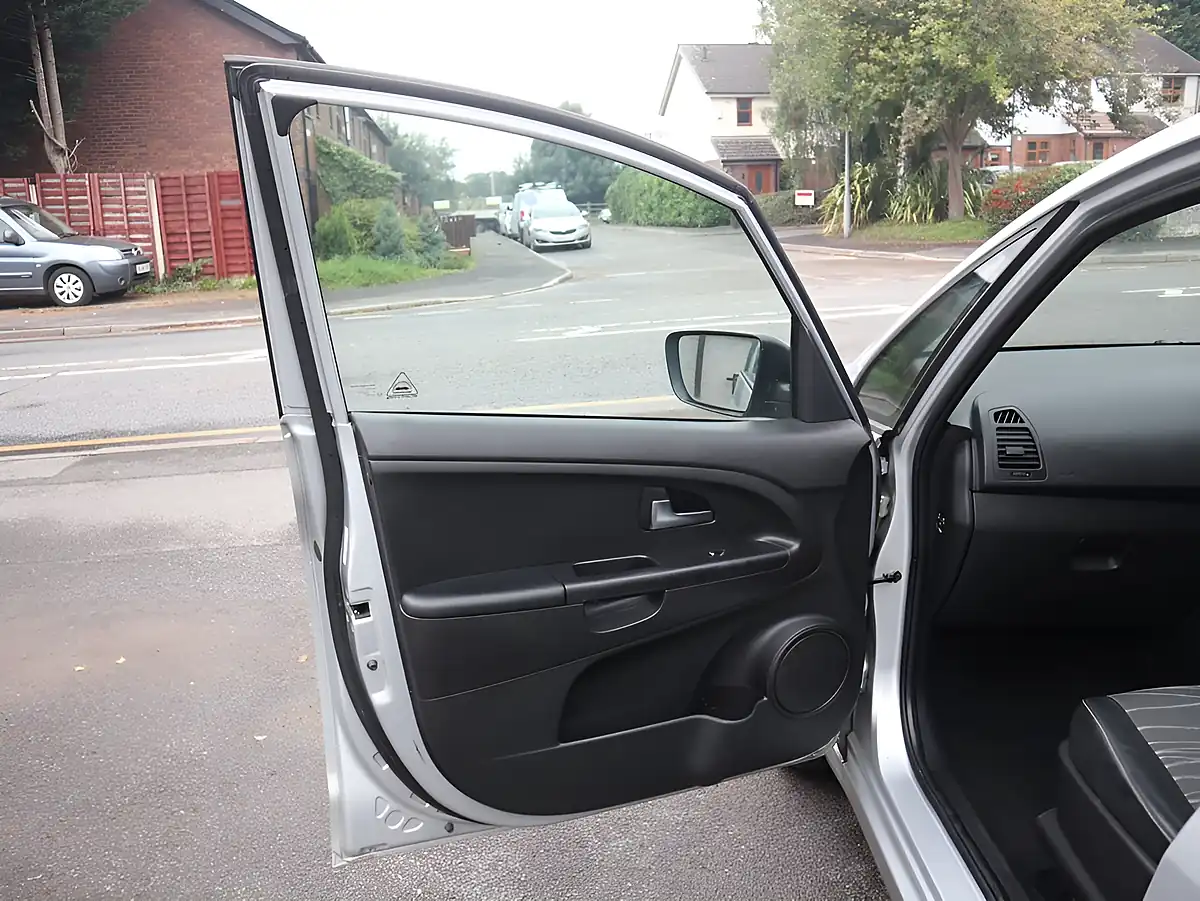 Used 2016 Kia Venga 3 Silver - Interior and Exterior details 15