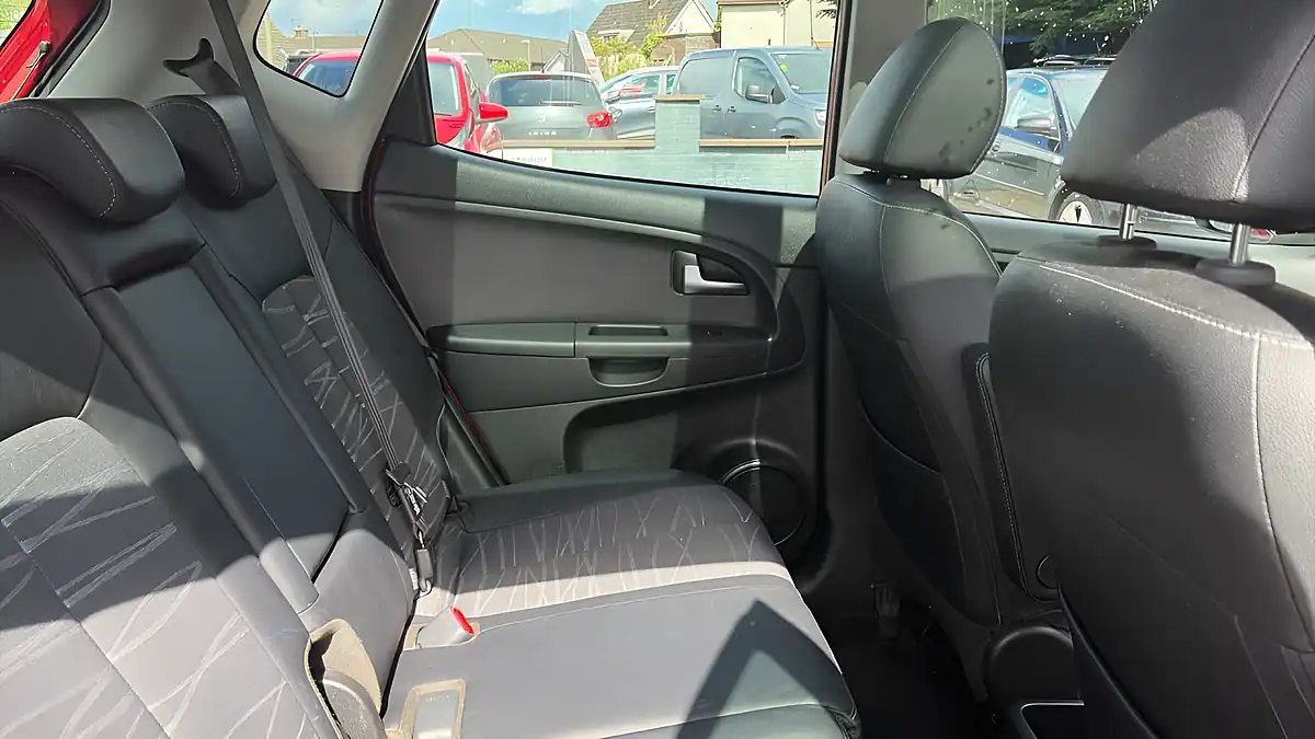 Used 2016 Kia Venga Red - Interior and Exterior details 10