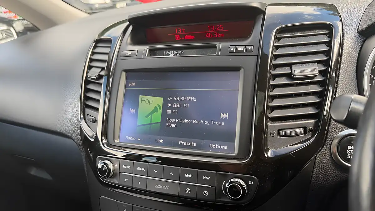 Used 2016 Kia Venga Red - Interior and Exterior details 11