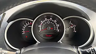 Used 2016 Kia Venga Red - Interior and Exterior details 12