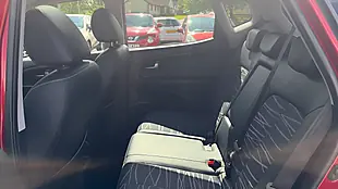 Used 2016 Kia Venga Red - Interior and Exterior details 14
