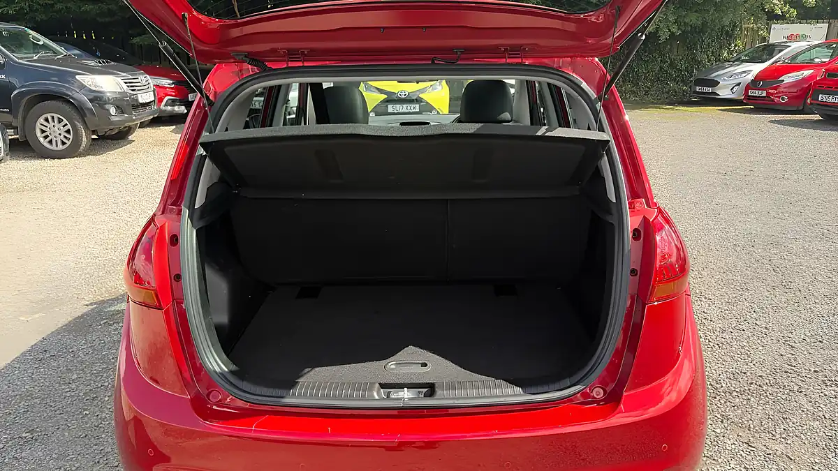 Used 2016 Kia Venga Red - Interior and Exterior details 15