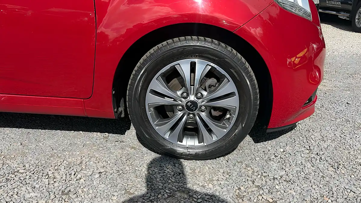 Used 2016 Kia Venga Red - Interior and Exterior details 18