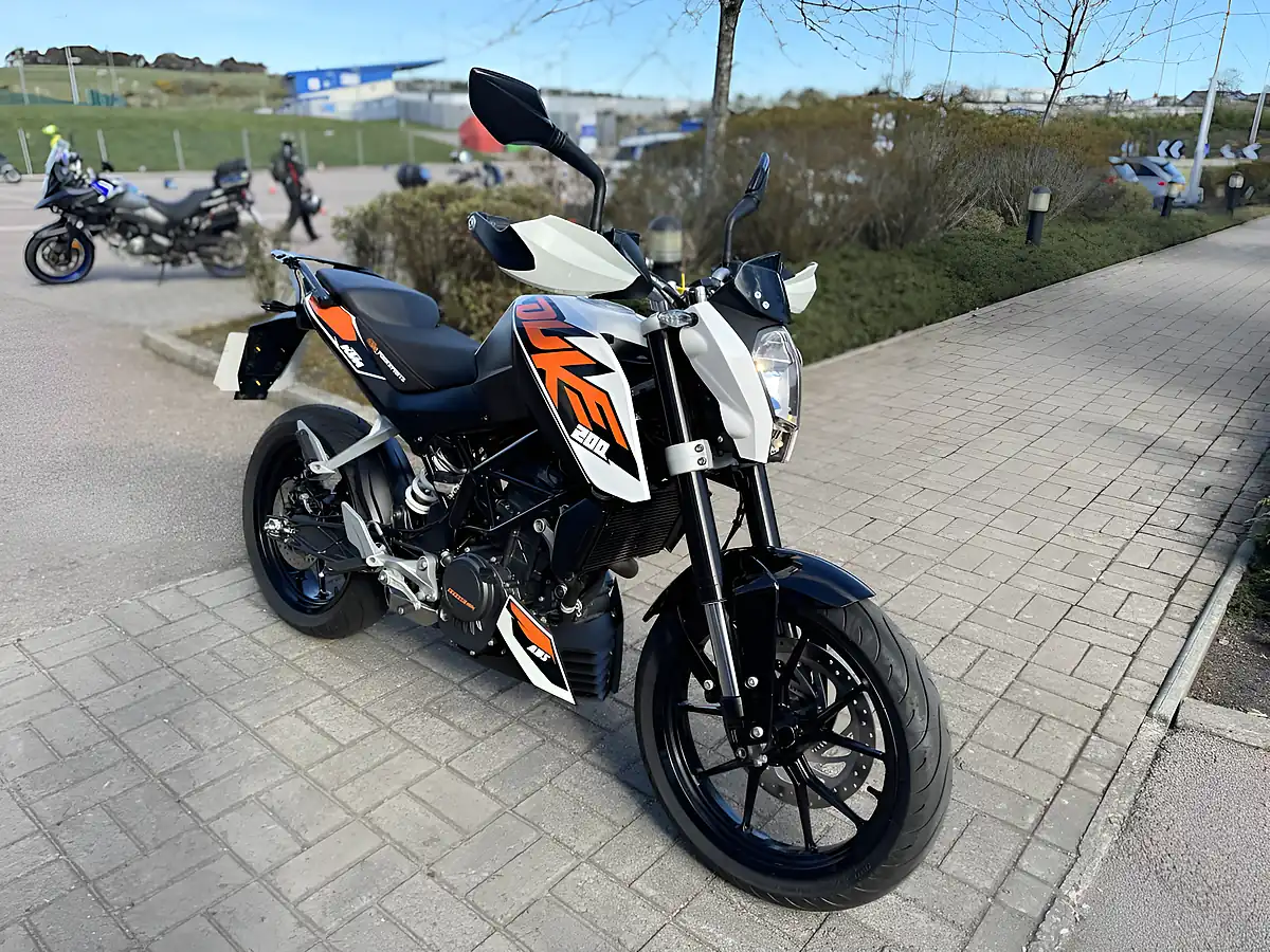 Used 2016 Ktm 200 Duke 13 White - Interior and Exterior details 3