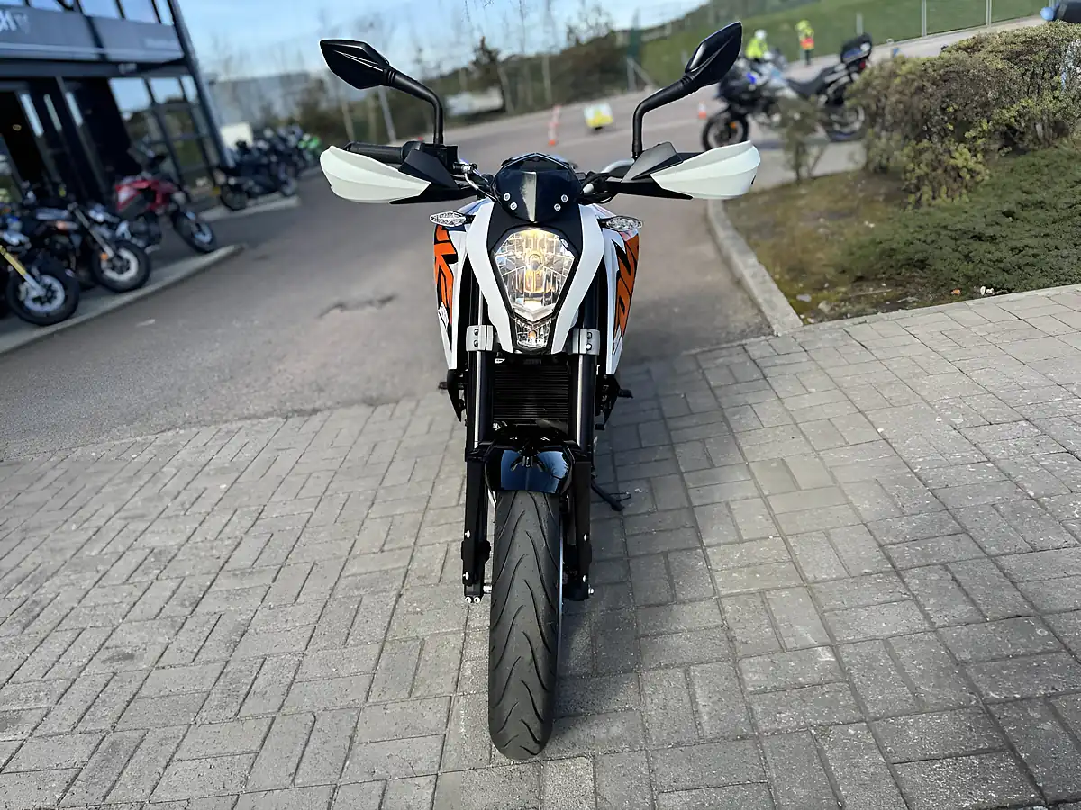 Used 2016 Ktm 200 Duke 13 White - Interior and Exterior details 4