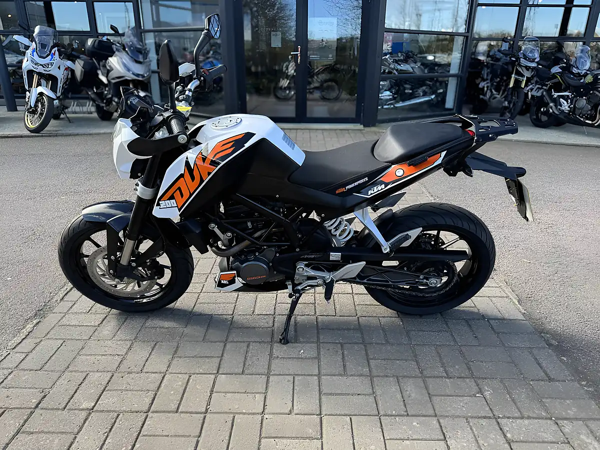 Used 2016 Ktm 200 Duke 13 White - Interior and Exterior details 6