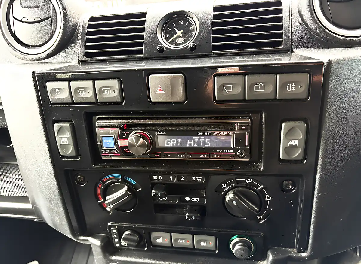 Used 2016 Land Rover 90 Defender Landmark Station Wagon Santorini Black - Interior and Exterior details 16