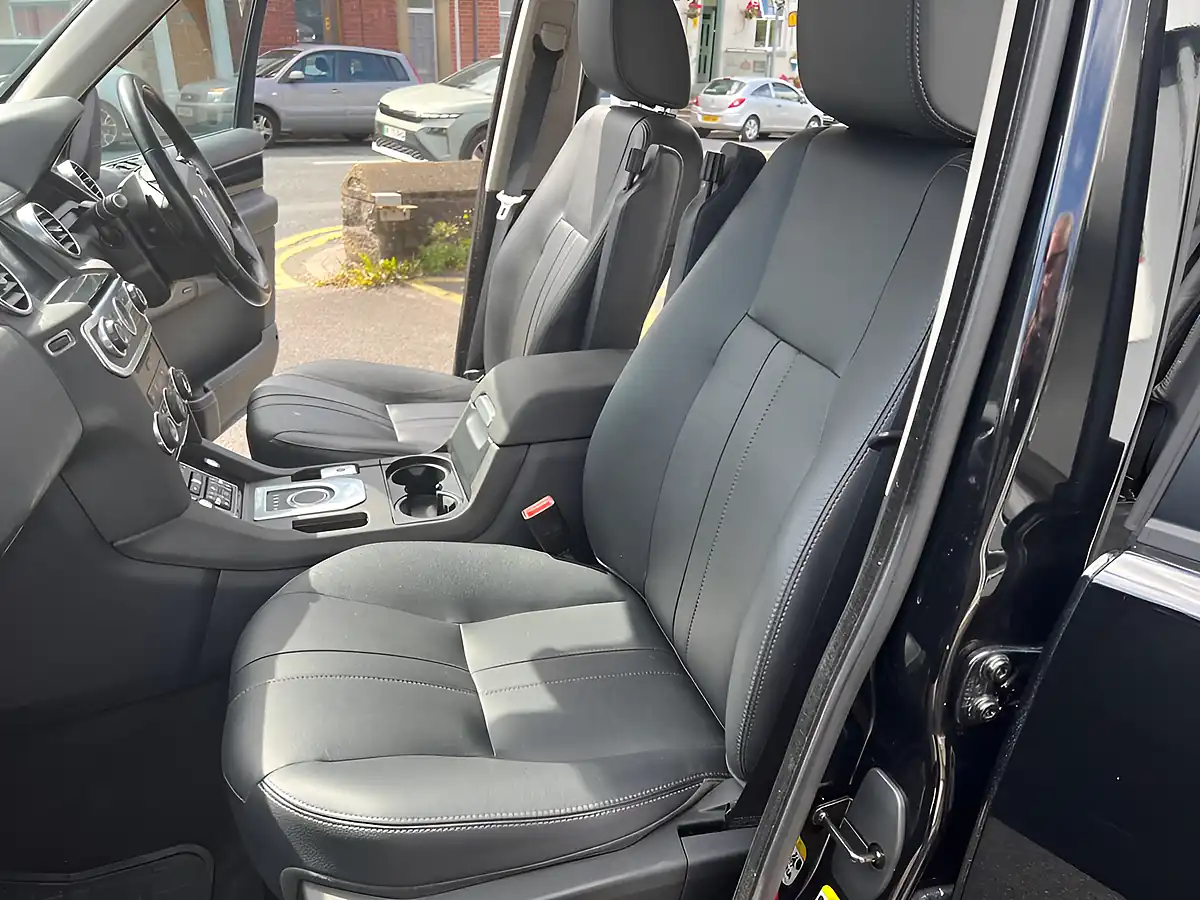 Used 2016 Land Rover Discovery 4 Graphite Santorini Black - Interior and Exterior details 13