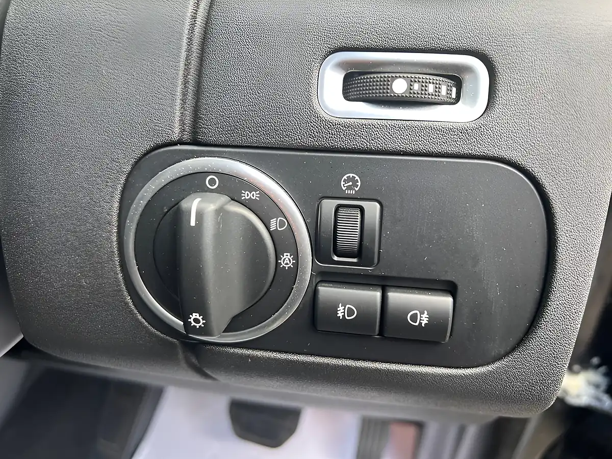 Used 2016 Land Rover Discovery 4 Graphite Santorini Black - Interior and Exterior details 16
