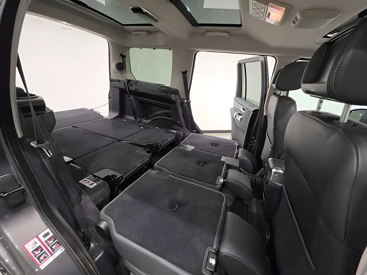 Used 2016 Land Rover Discovery 4 Landmark Grey - Interior and Exterior details 14