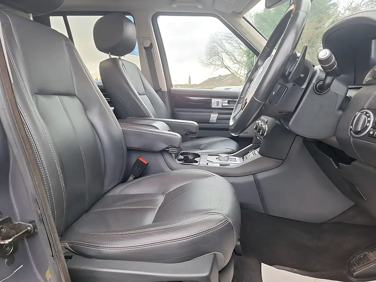 Used 2016 Land Rover Discovery 4 Landmark Grey - Interior and Exterior details 10