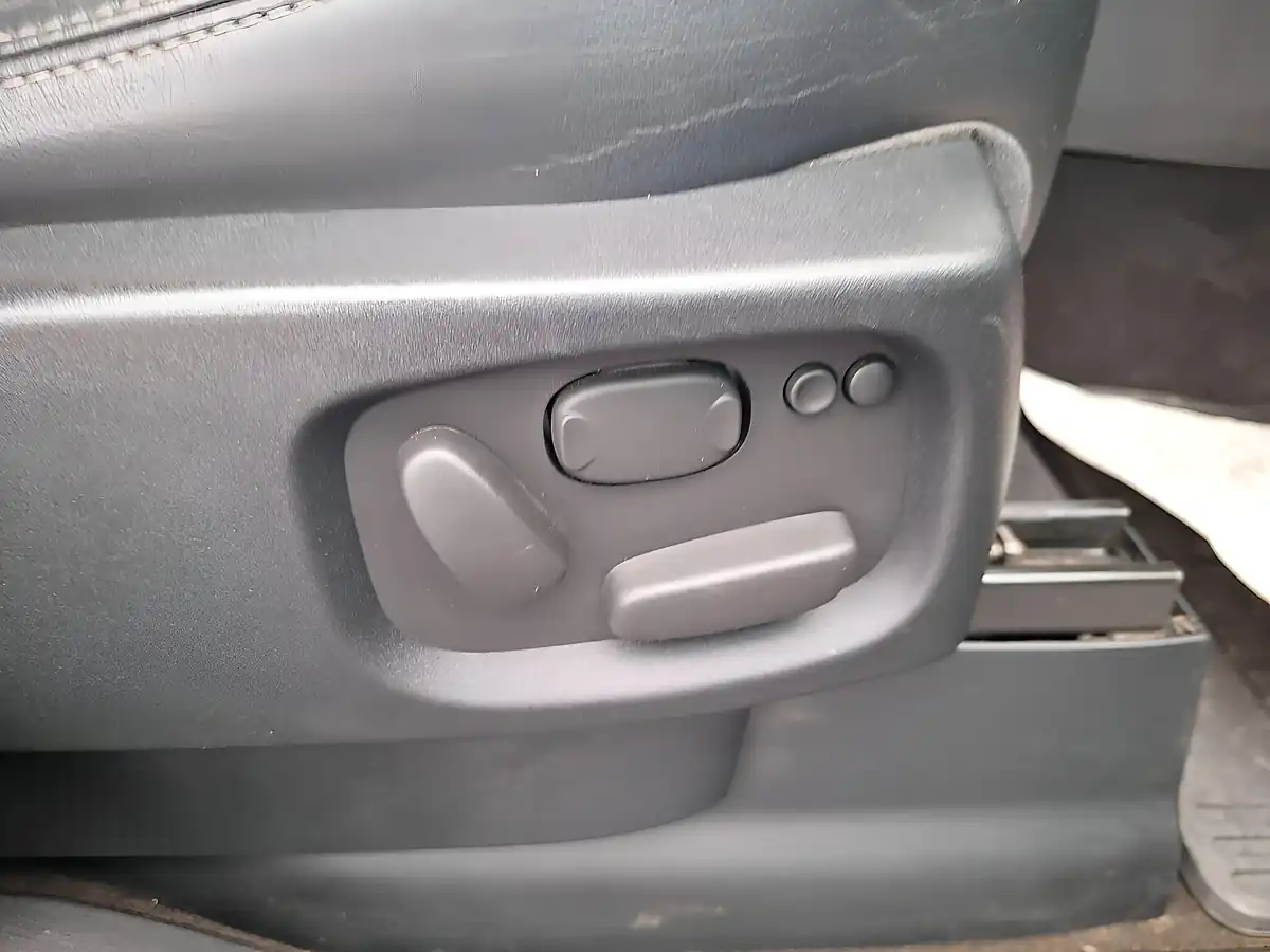 Used 2016 Land Rover Discovery 4 Landmark Grey - Interior and Exterior details 17