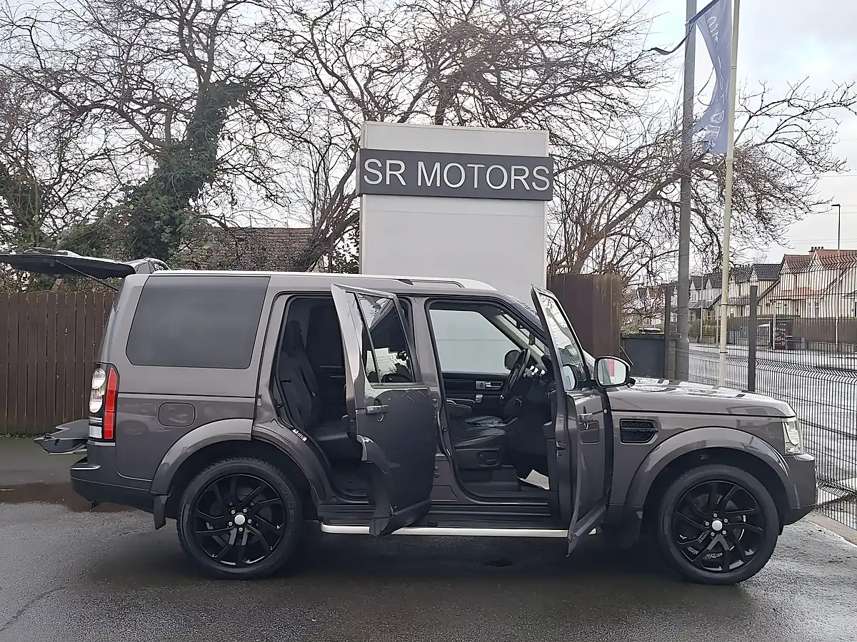 Used 2016 Land Rover Discovery 4 Landmark Grey - Interior and Exterior details 7