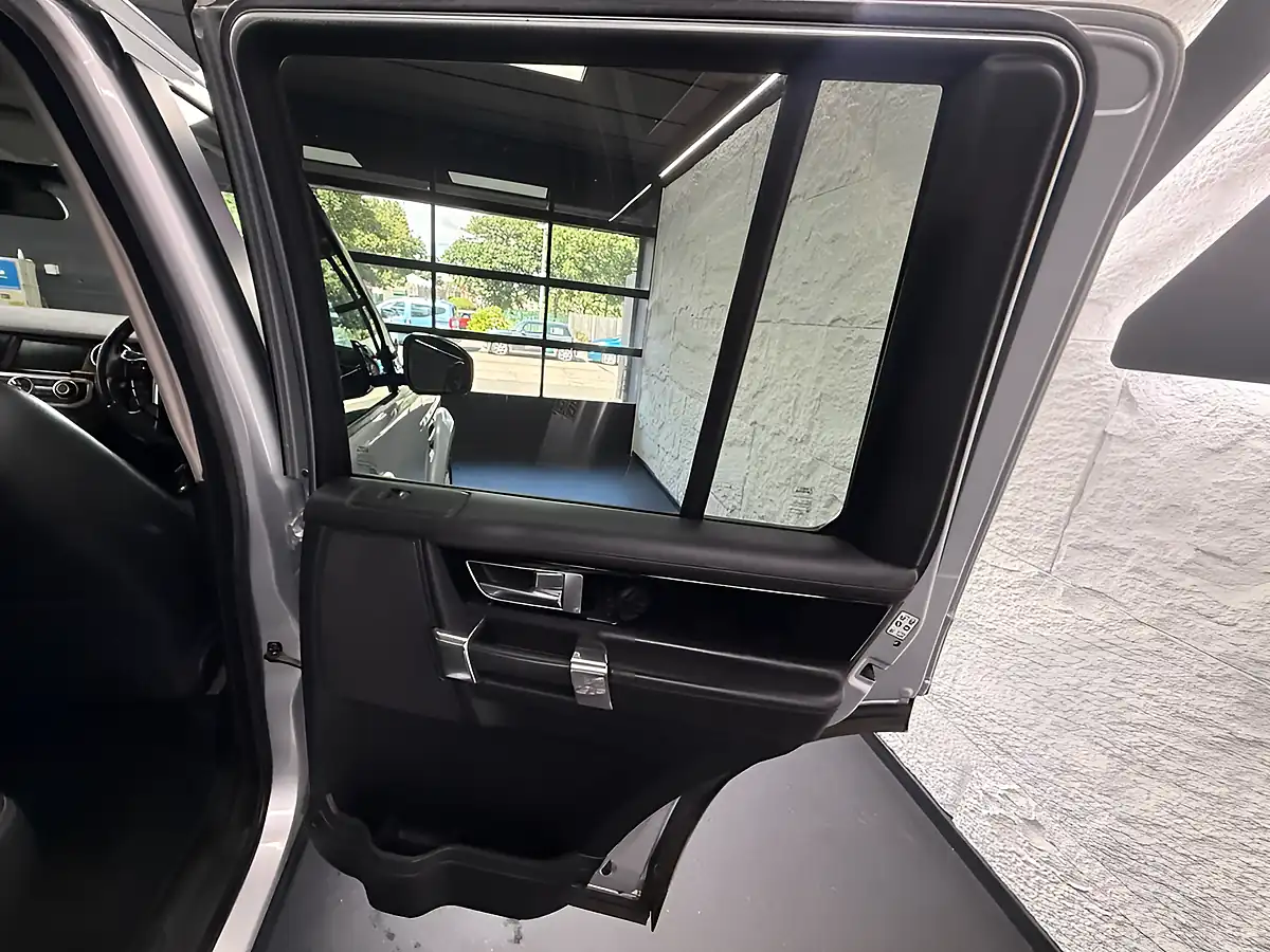 Used 2016 Land Rover Discovery 4 Landmark Silver - Interior and Exterior details 17